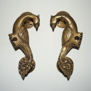 Lyxiga mässingsdörrhandtag med påfågelmotiv | Böjd, graverad ytterdörrsavdragare med påfågelmotiv