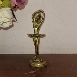 Messing dansende pose ballerina standbeeld art nouveou vintage | Geïnspireerde modernistische meisjessculptuur van een balletdanser | Gewicht: ongeveer 125 gram