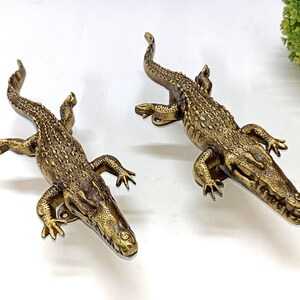 Dörrhandtag i form av en dammkrokodil, par | Lackerad mässingsskåpsavdragare i djurformat