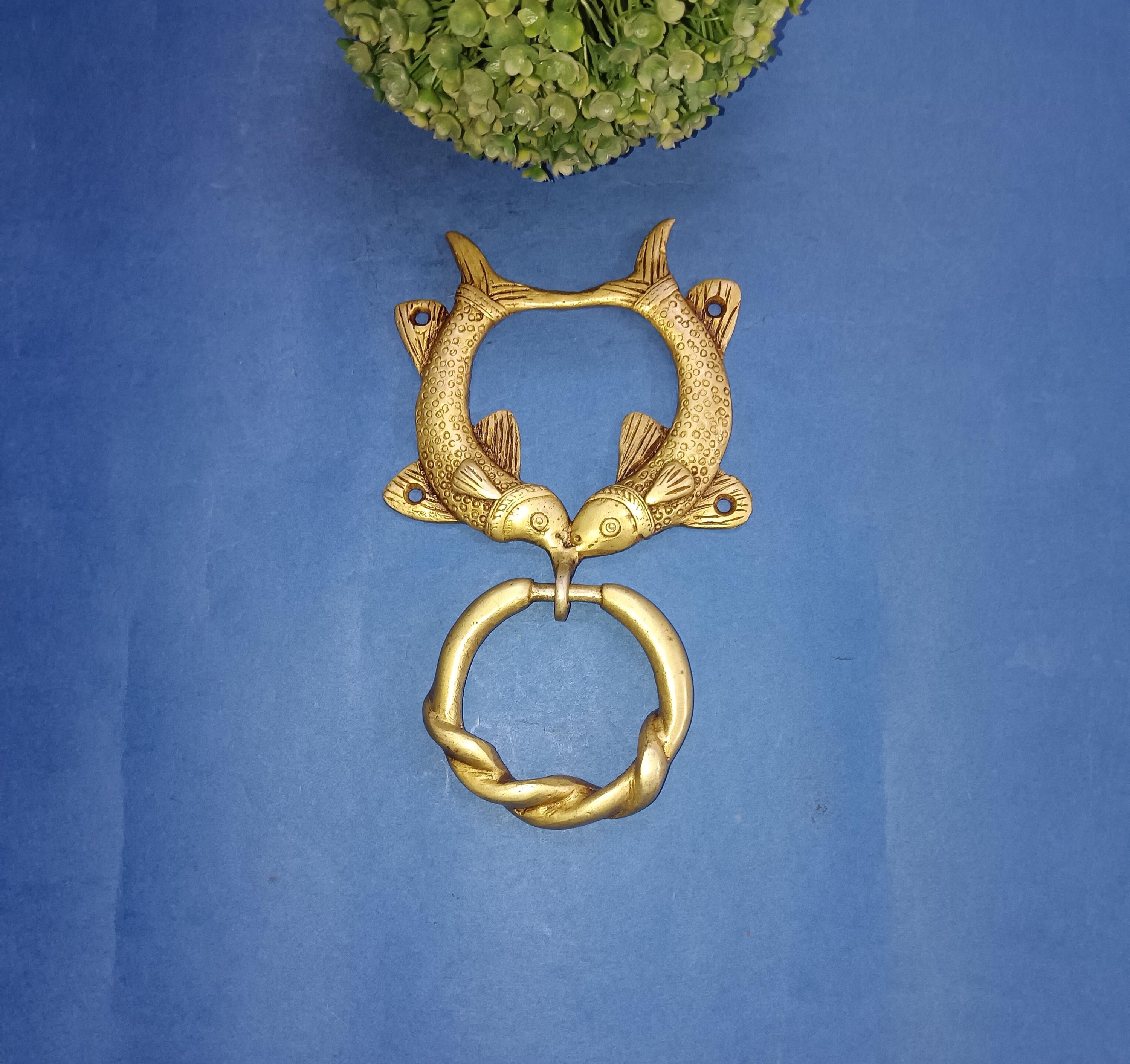 デュアルフィッシュ型ラウンドリングドアベル | モダンな真鍮製ドア