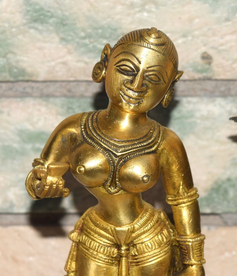 真鍮製の踊る女性の彫刻 | 南インドの伝統的な女性像 | 重量: 約1290