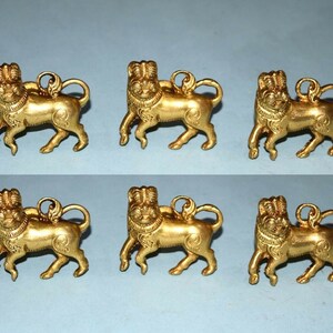 Puede incluir: Seis figuritas de león doradas con detalles intrincados. Cada figurita está de pie sobre sus cuatro patas con la cabeza en alto. Las figuritas están todas mirando en la misma dirección y tienen un diseño similar.