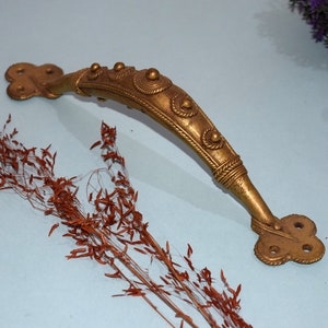 Dörrhandtag i mässing med blommotiv | Handsnidad Bastar Art-handtag | Beslag för entrégrind i bungalowstil