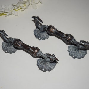 Manijas de flores de latón con pavo real de 7,5 pulgadas / Tirador de puerta con pájaro pavo real y loto en color antiguo / Peso total: 530 x 2 = 1060 gramos aprox.