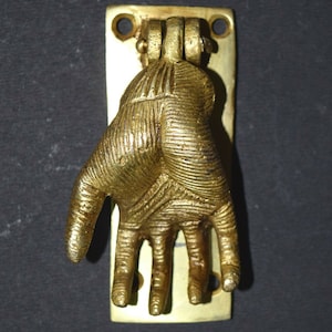 Aldrava de latão com design de mão de macaco | Campainha de porta com mão de animal