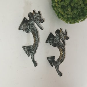 Op de afbeelding: Twee antieke draken deurgrepen met een verweerde afwerking. De grepen zijn gemaakt van metaal en hebben een goud-zwarte kleurstelling.