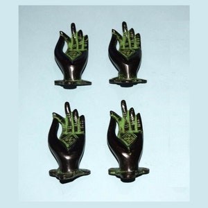 Può includere: Set di quattro pomelli per porte in metallo di colore verde e nero. Ogni pomo presenta un design dettagliato con un centro verde.