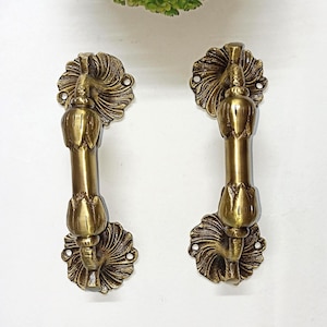 Para klamek do drzwi Spirg Flower Base | Zestaw uchwytów do drzwi kuchennych i szafy z lakierowanego mosiądzu z kwiatowym wzorem