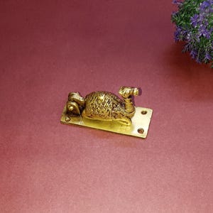 Aldaba de puerta de camello / Latón, temática tradicional de camello / Accesorio para puerta