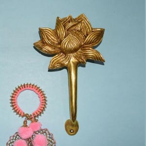 Tirador de armario con diseño floral de loto / Manija de puerta de latón con diseño de lirios de Buda S001