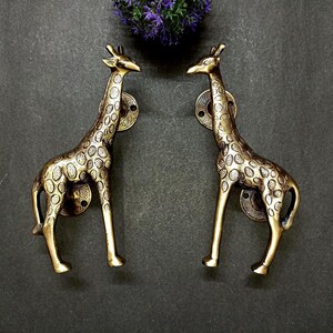 Lackerade mässingsdörrhandtag med giraffmotiv, par | Dörrhandtag i gästrum med Northern Animal Design-beslag