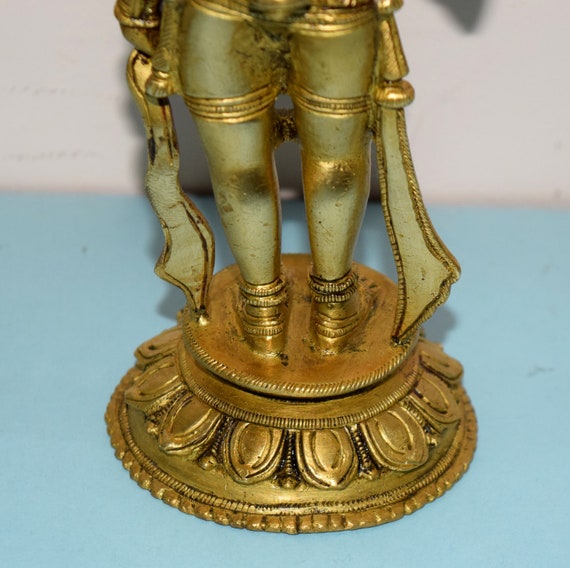 真鍮製の踊る女性の彫刻 | 南インドの伝統的な女性像 | 重量: 約1290