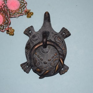 Messing Schildkröte Form Türklopfer Antik Finish | Dekorative Schildkröte Design Türklingelring Prunkstück | Gewicht - 500 Gramm ca.