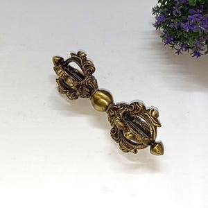 Objeto de oración Dorje de latón lacado, decoración de mesa / Deidad espiritual Vajra, pieza de exhibición para escritorio de oficina
