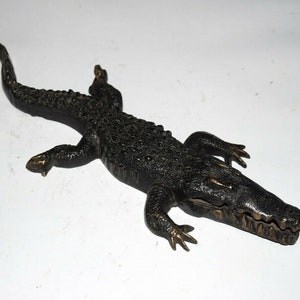 Black Alligator Statue Table Decor | Brass Metal Crocodile Paperweight | Dining Table Decoration Showpiece