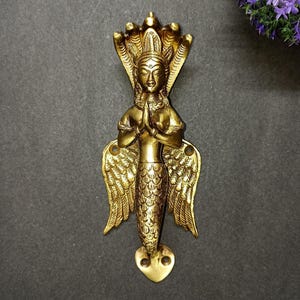 Maniglia per porta con design a forma di sirena in ottone laccato, ferramenta unica