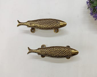 Paar lackierte Messing-Schrankgriffe in Fischform | Türgriffset für Innentüren in Fischform WSR1