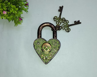 Piraten-Totenkopf-Herz-Vorhängeschloss | Türschloss aus Messing mit Warnmotiv, WSR1