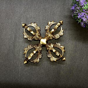 Tavolo da esposizione in stile Dorje tibetano / Oggetto da esposizione in ottone laccato con divinità del Buddha e del Vajra