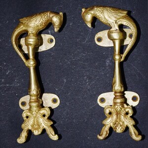 Tirador de puerta con loro grabado / Par de manijas de puerta de latón con temática real / Decoración para puertas y ventanas del hogar