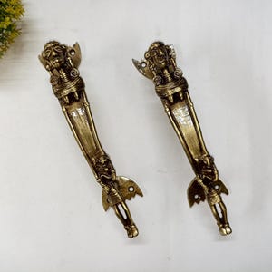 Op de afbeelding: Een witte keramische mok met een zwart handvat en de tekst "But First, Coffee" in een zwarte, vette letter. De mok staat op een wit oppervlak. De mok lijkt 355 ml te bevatten.