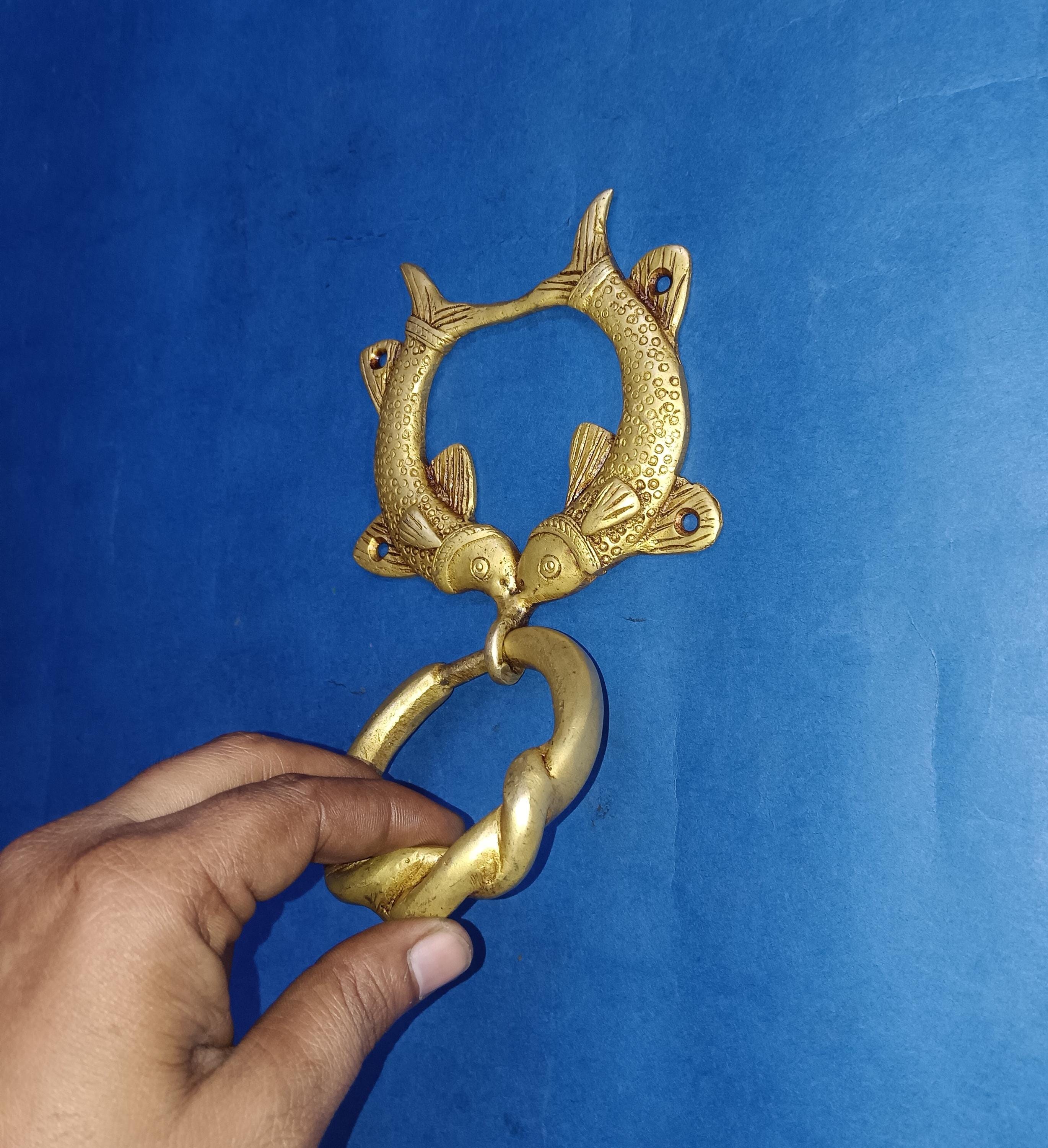 デュアルフィッシュ型ラウンドリングドアベル | モダンな真鍮製ドア