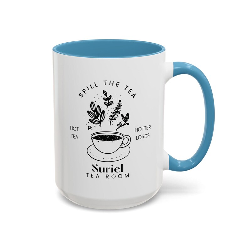 Pode incluir: Caneca de cer&acirc;mica branca com borda e al&ccedil;a azuis. A caneca apresenta uma ilustra&ccedil;&atilde;o em preto e branco de uma x&iacute;cara de ch&aacute;, folhas de ch&aacute; e o texto "Spill the Tea Hot Tea Hotter Lords Suriel Tea Room".