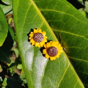 Pendientes de arcilla de girasol amarillo brillante soleado hechos a mano