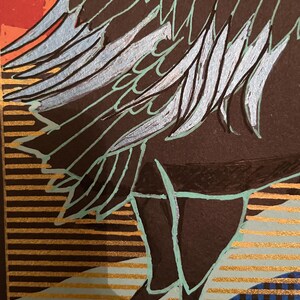 Op de afbeelding: Een zwart-witte illustratie van een vogel met turquoise vleugels en een gouden achtergrond. De vogel staat op een gouden en blauw gestreept oppervlak.