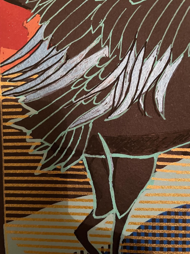 Op de afbeelding: Een zwart-witte illustratie van een vogel met turquoise vleugels en een gouden achtergrond. De vogel staat op een gouden en blauw gestreept oppervlak.