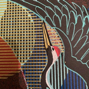 Op de afbeelding: Abstracte schilderij met een vogel in het midden. De vogel is geschilderd in tinten blauw, wit en rood. De achtergrond is een mix van zwart, blauw en goud.