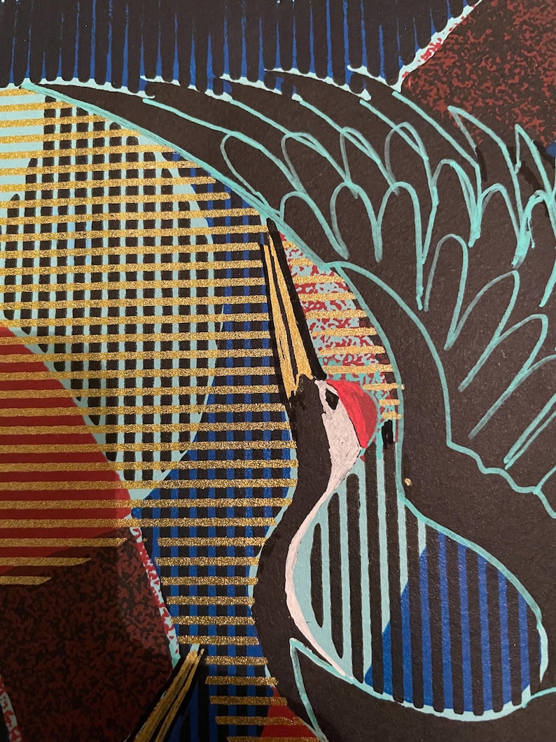 Op de afbeelding: Abstracte schilderij met een vogel in het midden. De vogel is geschilderd in tinten blauw, wit en rood. De achtergrond is een mix van zwart, blauw en goud.