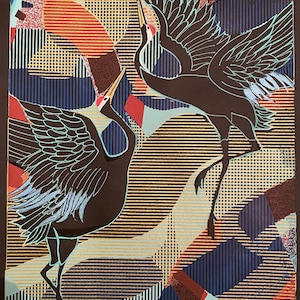 Op de afbeelding: Een zwart-witdruk van twee kraanvogels in vlucht tegen een kleurrijke geometrische achtergrond. De print is getiteld "Mariage en noir &agrave; Hokkaido 2024 1/2" en gesigneerd "Miyauchi".