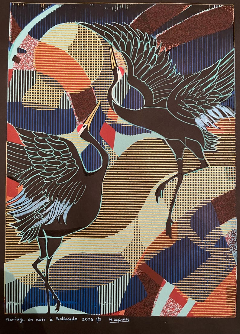 Op de afbeelding: Een zwart-witdruk van twee kraanvogels in vlucht tegen een kleurrijke geometrische achtergrond. De print is getiteld "Mariage en noir &agrave; Hokkaido 2024 1/2" en gesigneerd "Miyauchi".