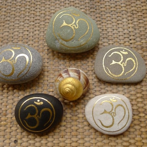 Steine vergoldet 24 Karat Blattgold mit Om-Zeichen