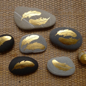 Steine vergoldet 24 Karat Blattgold mit Feder