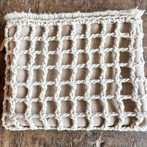 Cartera de macramé única en su tipo hecha a mano. Tejido de lino con algodón y cuentas de concha natural.
