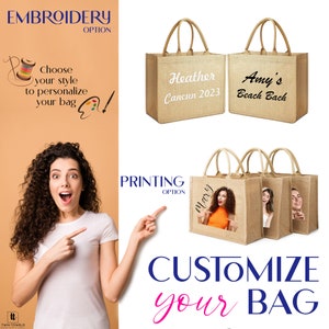 Puede incluir: Dos bolsas de asas de yute con texto blanco. Una bolsa dice "Heather Cancun 2023" y la otra dice "Amy's Beach Bach". Tres bolsas de asas de yute con fotos impresas. Una bolsa dice "Mary".
