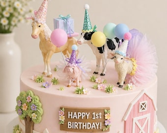 Pode incluir: Um bolo rosa decorado para o primeiro aniversário. O bolo apresenta um tema de fazenda com um cavalo, uma vaca, um porco e um cordeiro usando chapéus de festa. O bolo é decorado com um celeiro rosa, uma árvore e uma placa que diz "Happy 1st Birthday!"
