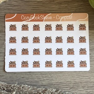 Puede incluir: Una hoja de pegatinas rectangular que presenta veinticuatro pequeñas ilustraciones idénticas de un contenedor de compost marrón con residuos orgánicos. La parte superior tiene un encabezado color canela con el texto blanco CozyBookSleeve - Compost.