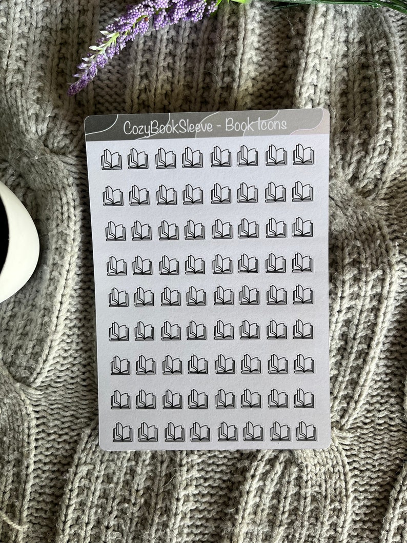 Op de afbeelding: Een vel met 60 zwarte en witte boekiconen op doorzichtige stickers. Het vel is gelabeld met "CozyBookSleeve - Book Icons".