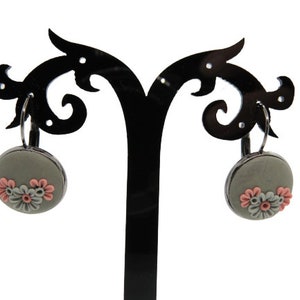 Pendientes de arcilla polimérica, pendientes de filigrana floral, pendientes grises hechos a mano, regalo esculpido