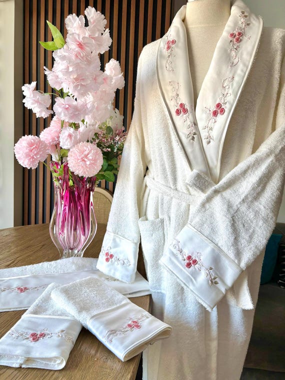 Handbestickter Bambus-Baumwollmantel & Handtuch-Set - Rose Braut-Spa-Robe