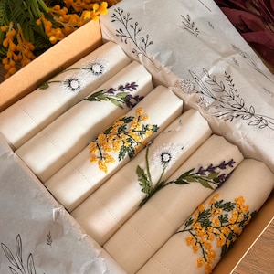 Hand Embroidered Linen Napkins with Wildflowers, Botanical Embroidery Table Runner, Cloth Wedding Napkins, Gift for Her, Housewarming Gift