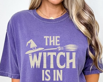 Lustiges Hexen-Shirt, die Hexe ist in Halloween-Hemd, lustige Hexen-Grafik-T-Stück, gruselige Jahreszeit T-Shirt, Hexenhut-Besen-T-Stück, Herbst-Grafik-Hemd