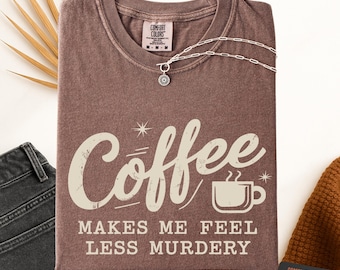 Camiseta "Café me faz sentir menos assassino", camiseta engraçada de humor negro, camiseta gráfica "Amante da cafeína", camiseta sarcástica de café, camiseta colorida confortável