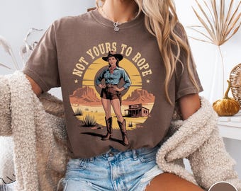 Maglietta grafica da cowgirl western, maglietta "Not Yours To Rope", maglietta da rodeo impertinente, colori comodi, estetica da ragazza country retrò, maglietta western femminista