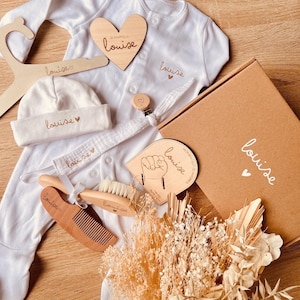 Coffret de naissance bébé cadeau, lange, bonnet, atache tétine, carte bienvenue, porte bracelet, brosse, peigne, cintre
