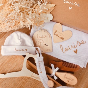 Coffret de naissance bébé cadeau, lange, bonnet, atache tétine, carte bienvenue, porte bracelet, brosse, peigne, cintre