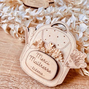 Magnet en bois cartable fleurs séchées personnalisable pour la fin d’année scolaire, maîtresse, maître, atsem, aesh…